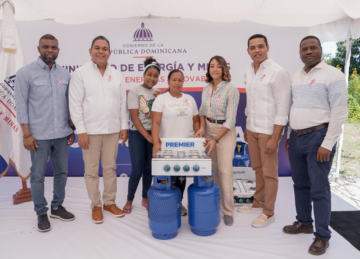 Energía y Minas entrega 100 kits de cocinas en Santa Elena, Barahona