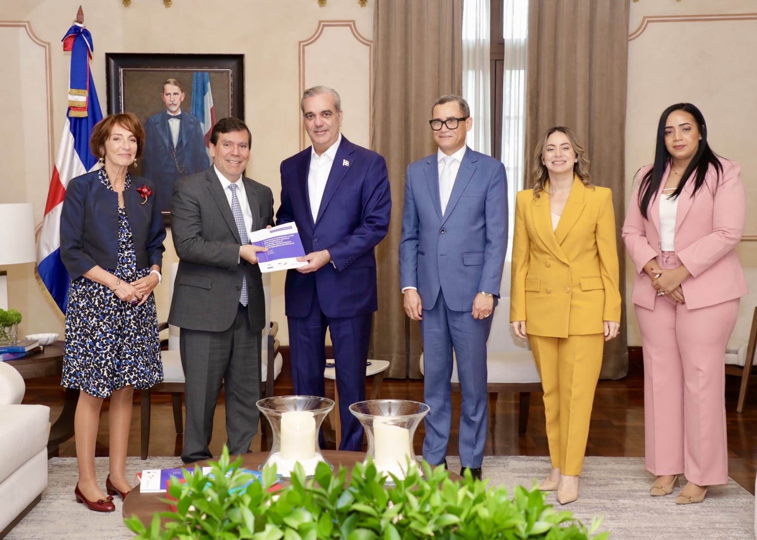 Abinader recibe documento de política pública elaborado por la CEPAL