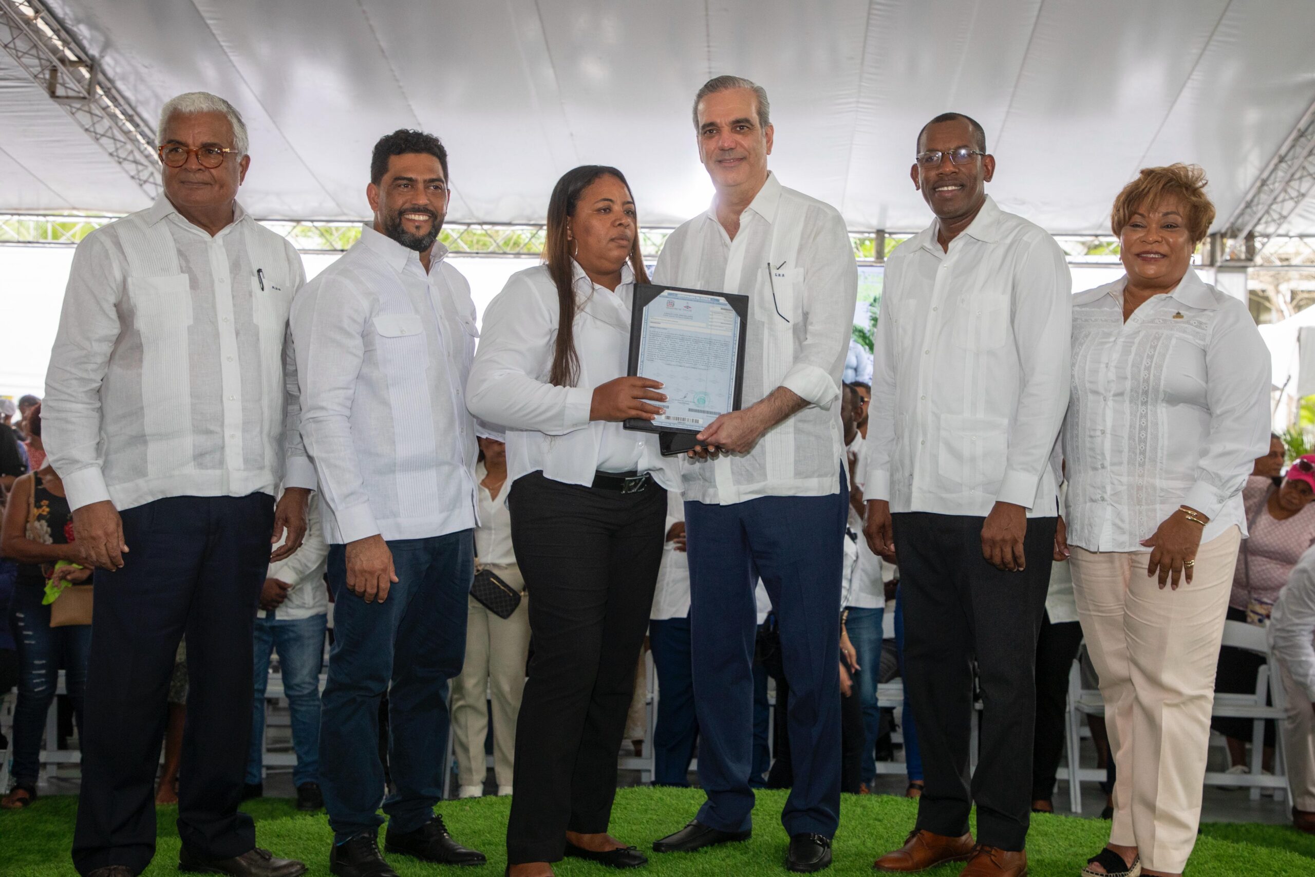 Gobierno entrega más de 3 mil títulos propiedad en Palmarejo-Villa Linda