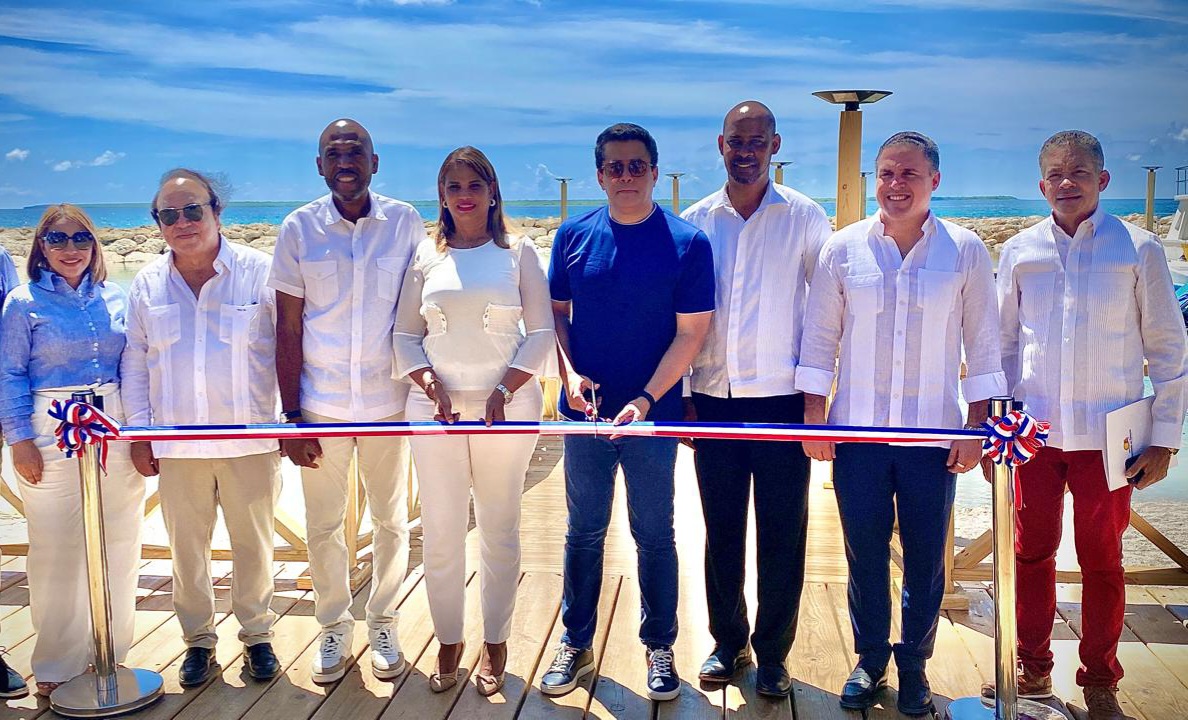 Collado entrega modernizado muelle en Caleta