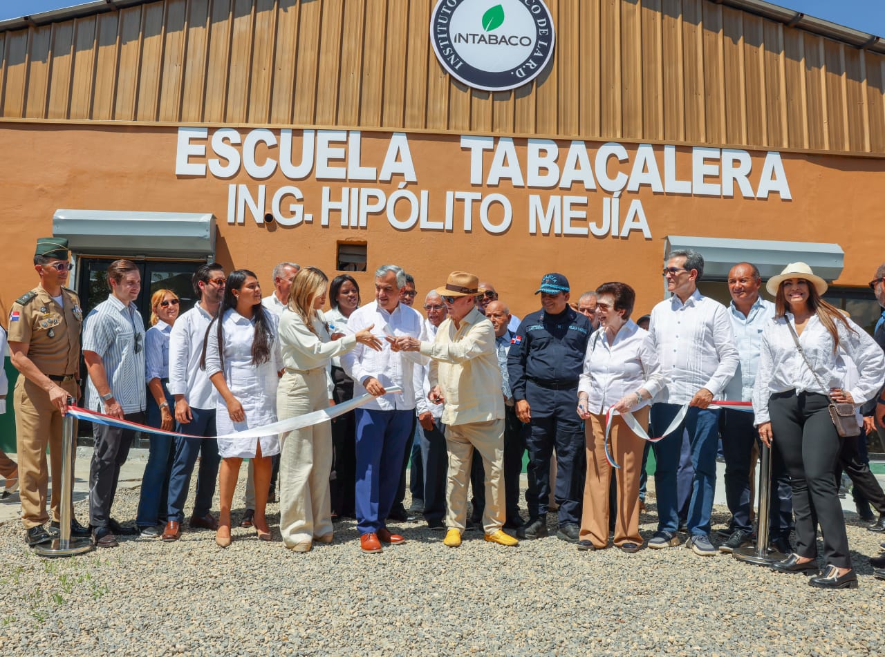 Intabaco inaugura Escuela Tabacalera Hipólito Mejía
