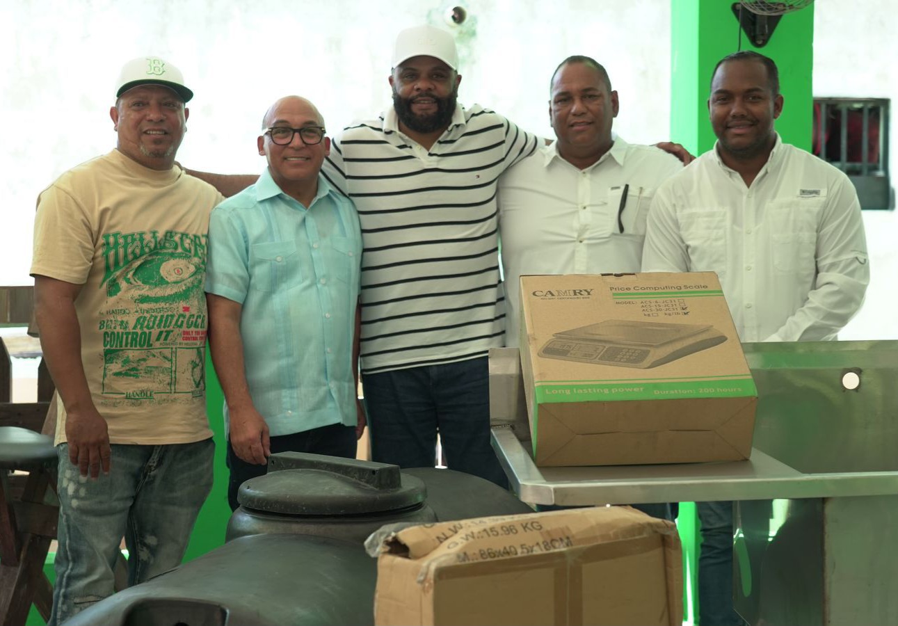 Desarrollo Barrial entrega nueva pescadería en Nigua
