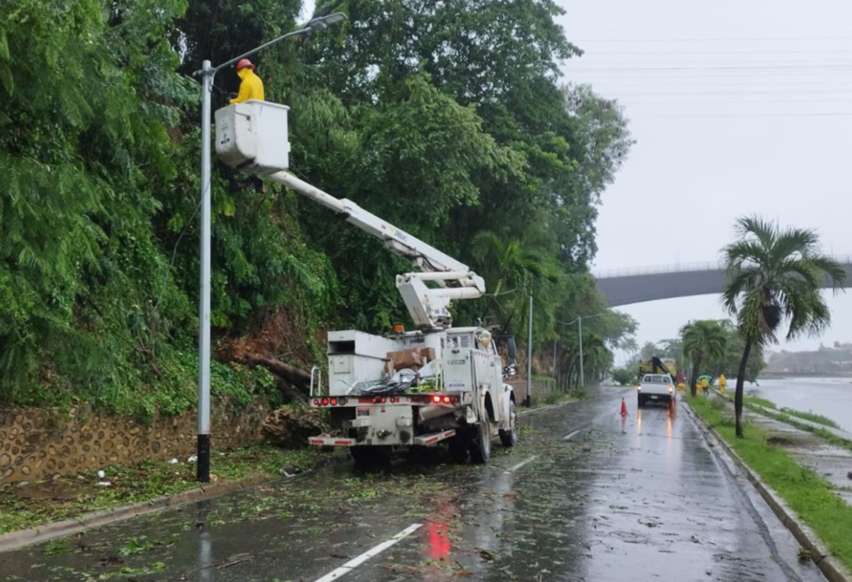 Edeeste atiendes reportes de avería por tormenta Melissa; abastece más del 96%