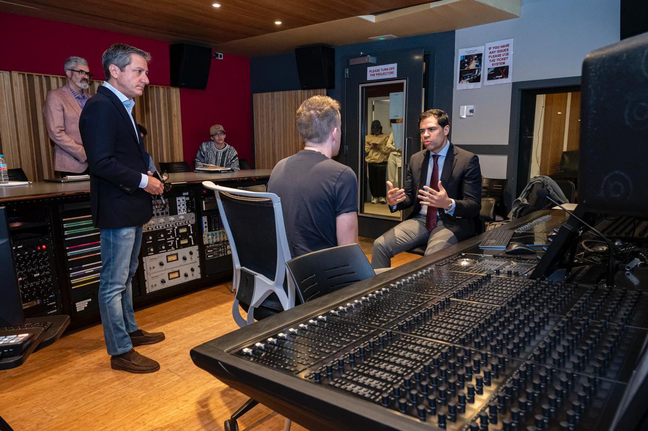 Ministro Cultura de RD visita campus Berklee en España
