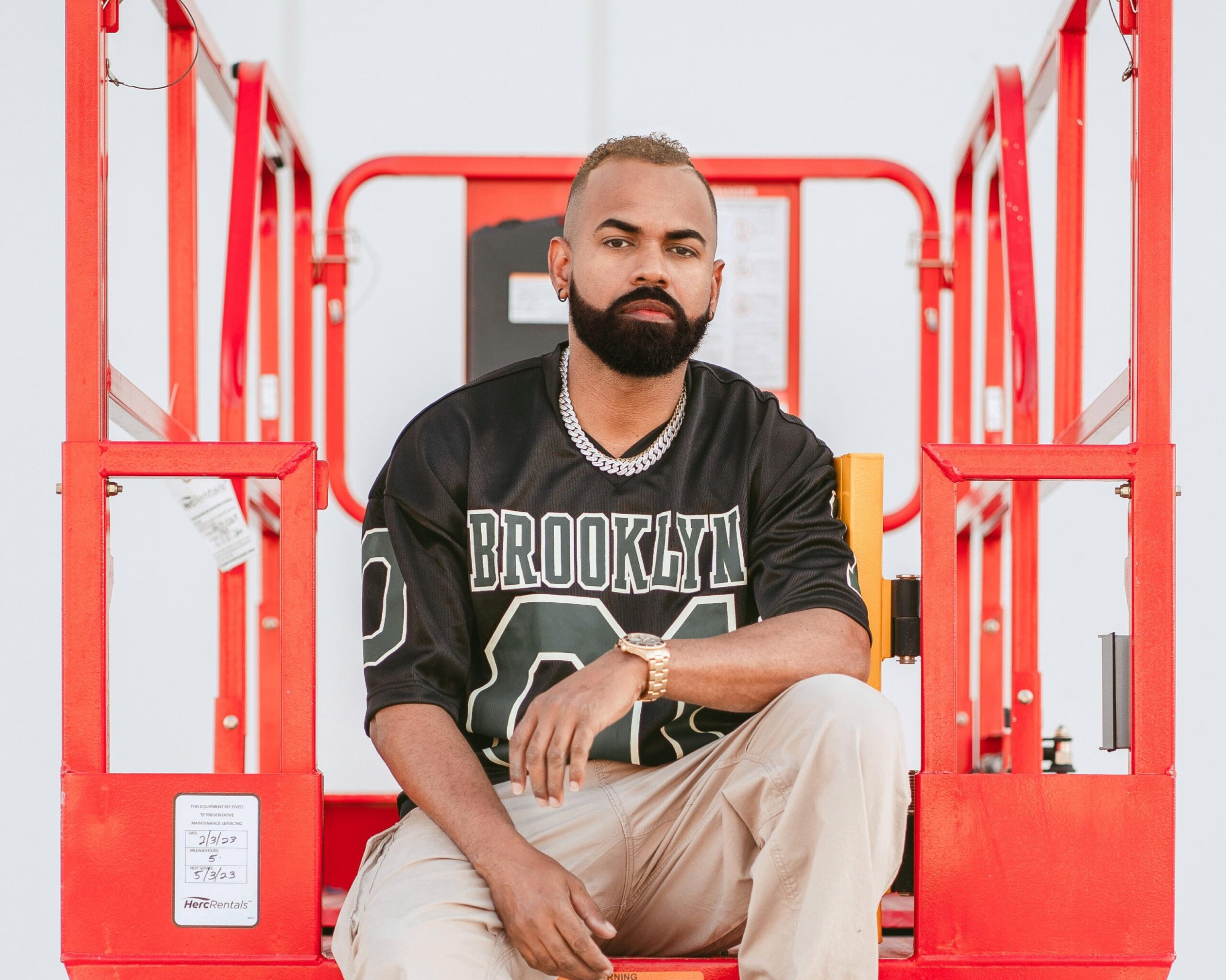 Romy Ram declara la guerra cultural con "Cristofobia"