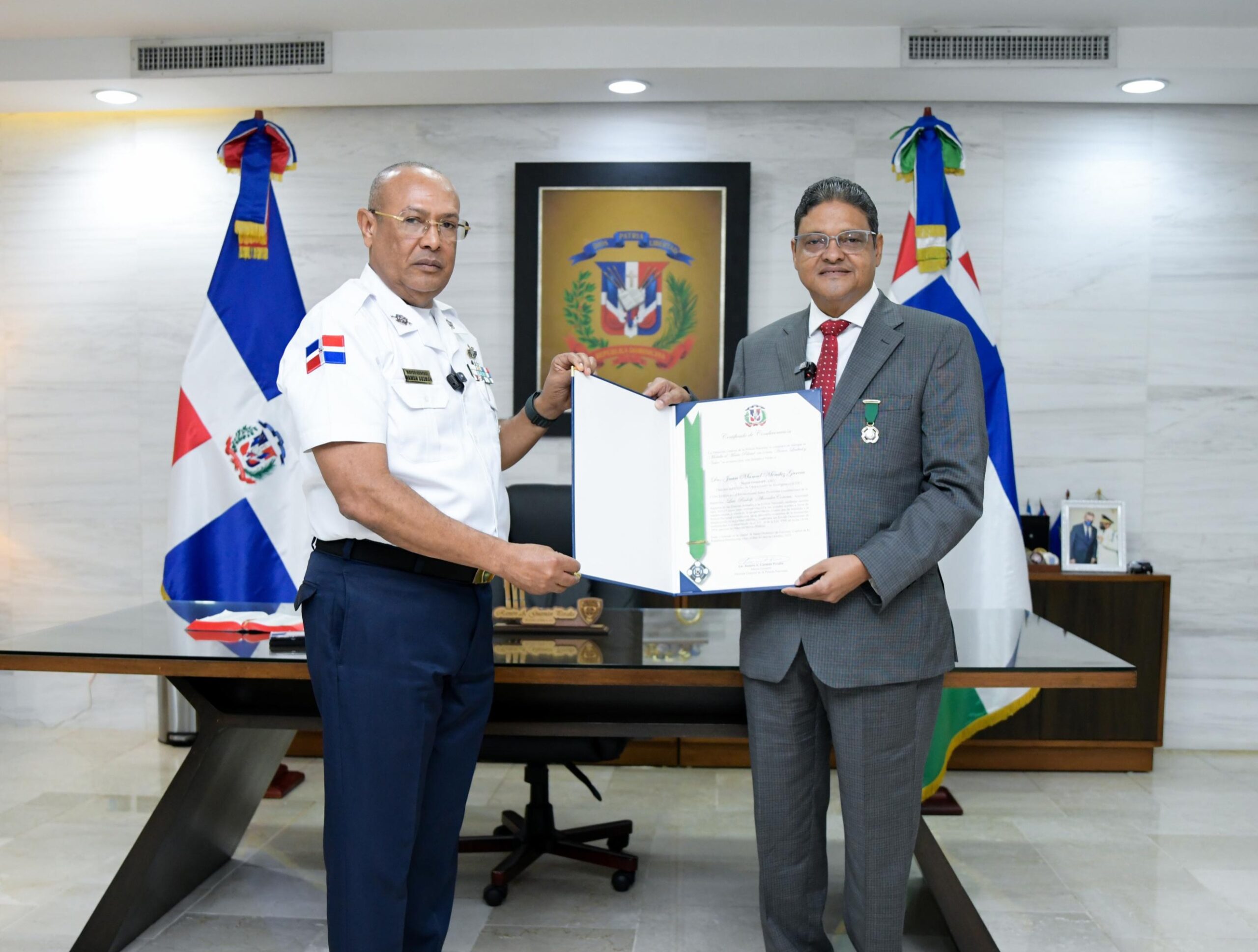 PN reconoce al director del COE, Juan Manuel Méndez García, por aportes al país