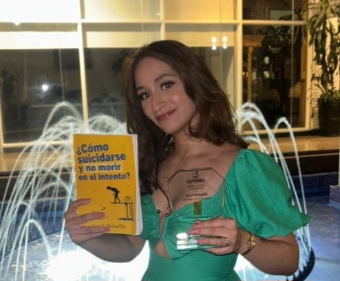 Joven publica libro: "¿Cómo suicidarse y no morir en el intento?"