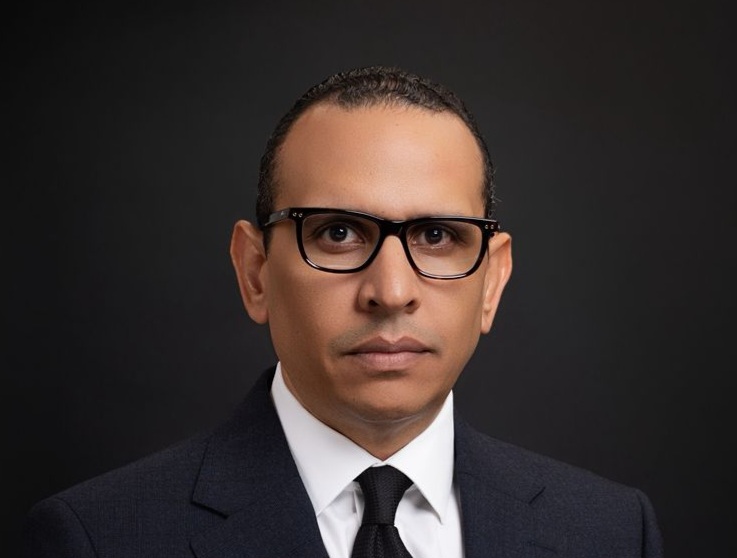 Presenta libro sobre obligatoriedad del registro de nombre comercial