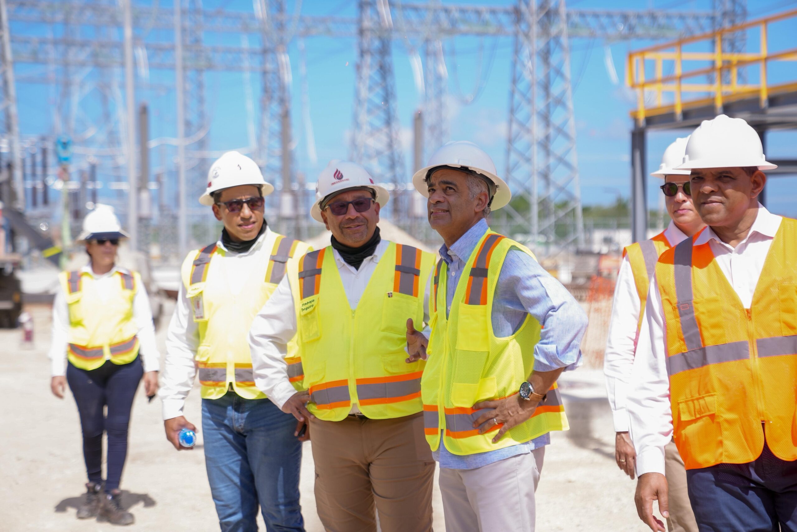 Ministro Joel Santos verifica construcción planta Energía 2000