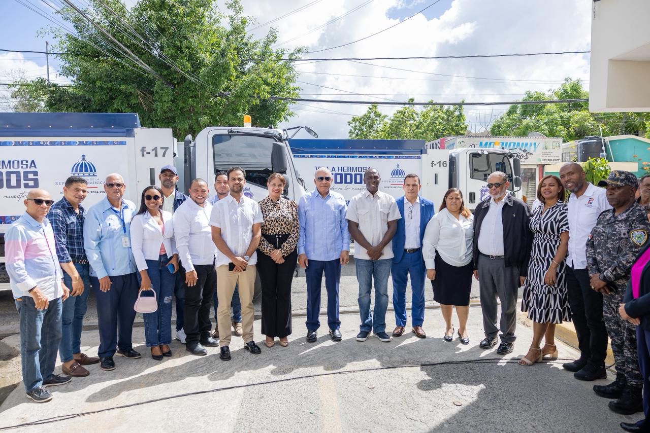 Gobierno entrega camiones compactadores en Villa Hermosa y La Caleta