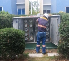 Edeeste quita conexiones ilegales en residencial en Higüey