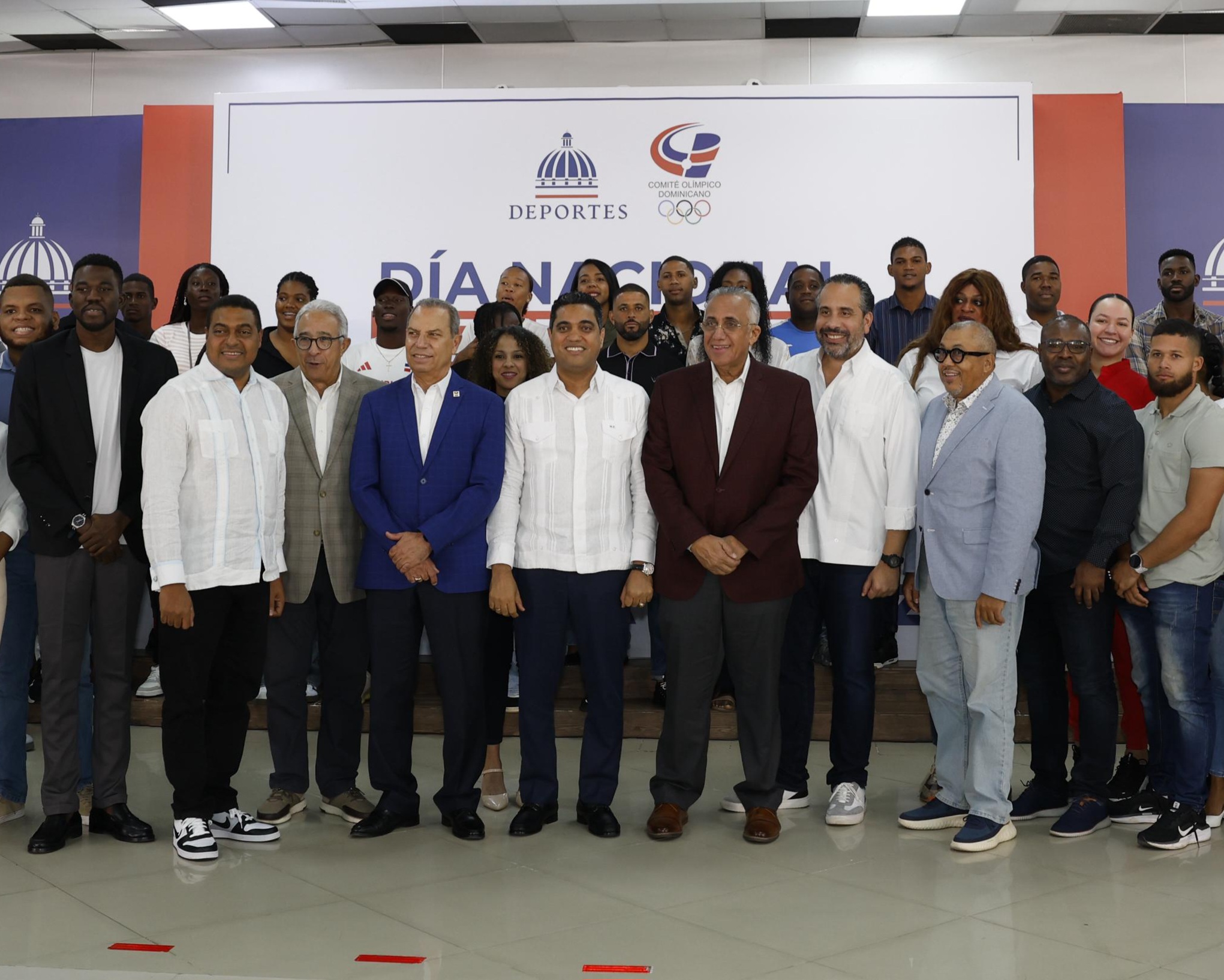Ministro Kelvin Cruz y atletas celebran Día Nacional del Deporte