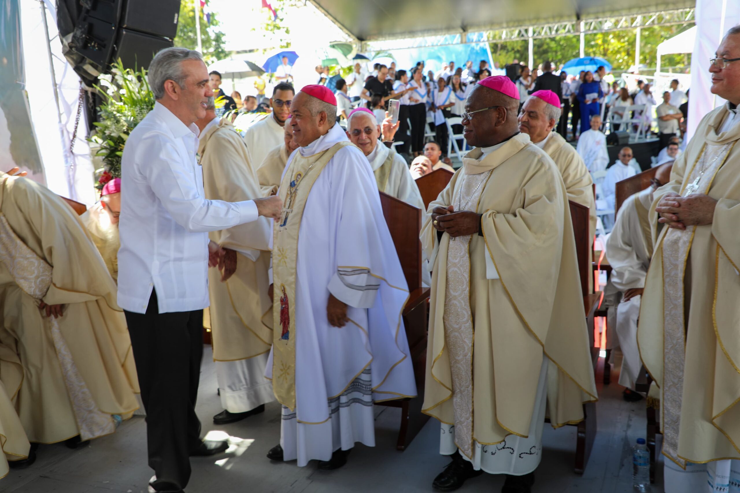 Abinader participa en ordenación episcopal de Manuel Antonio Ruiz de la Rosa