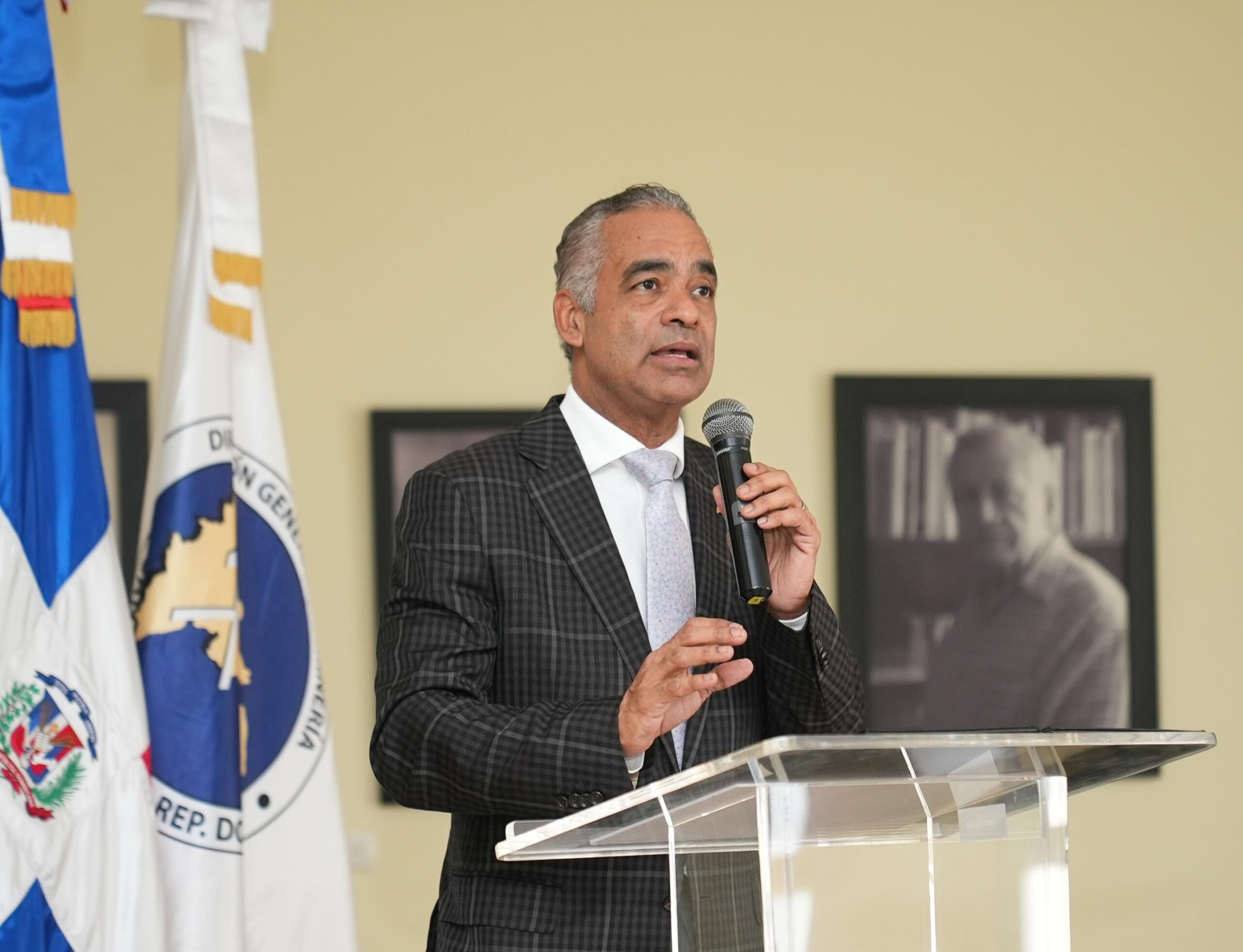 Ministro Santos ve la licencia social como clave desarrollo minería sostenible