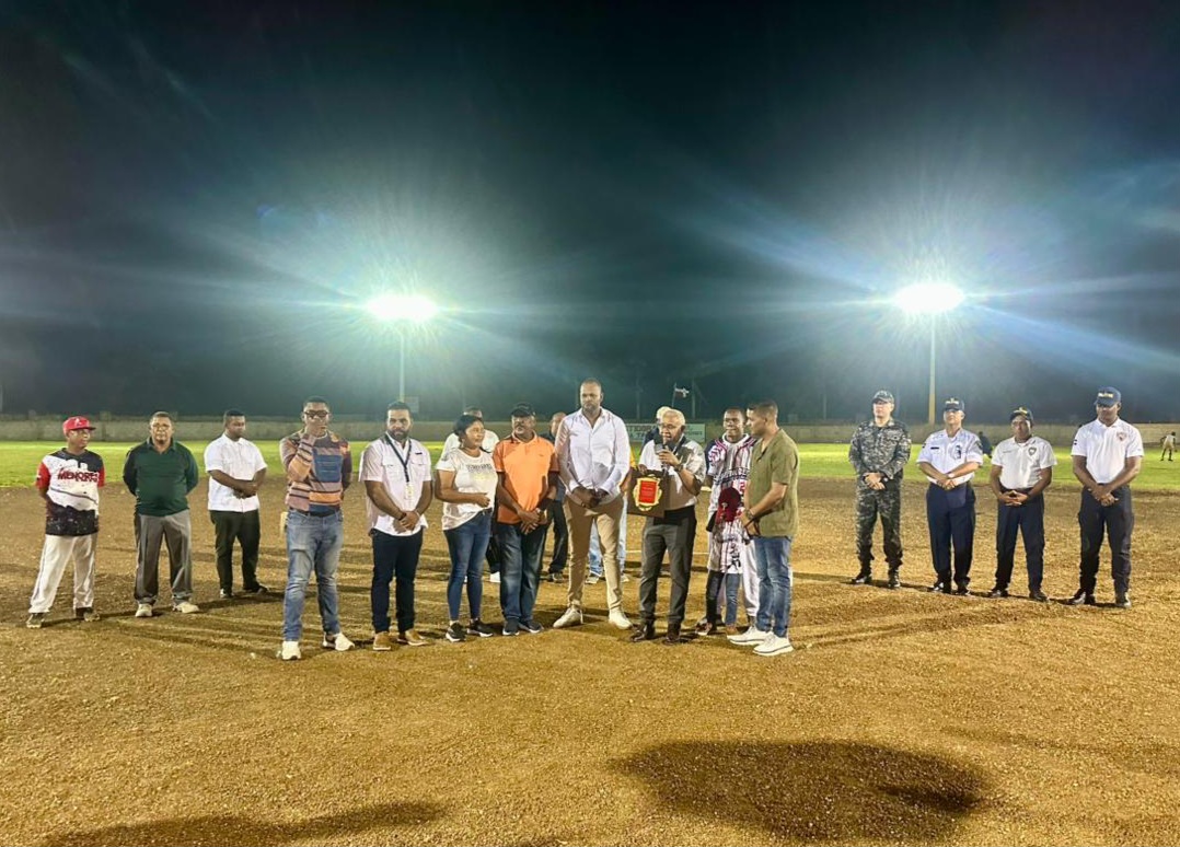 Edeeste instala alumbrado al play softball en Boca de Yuma