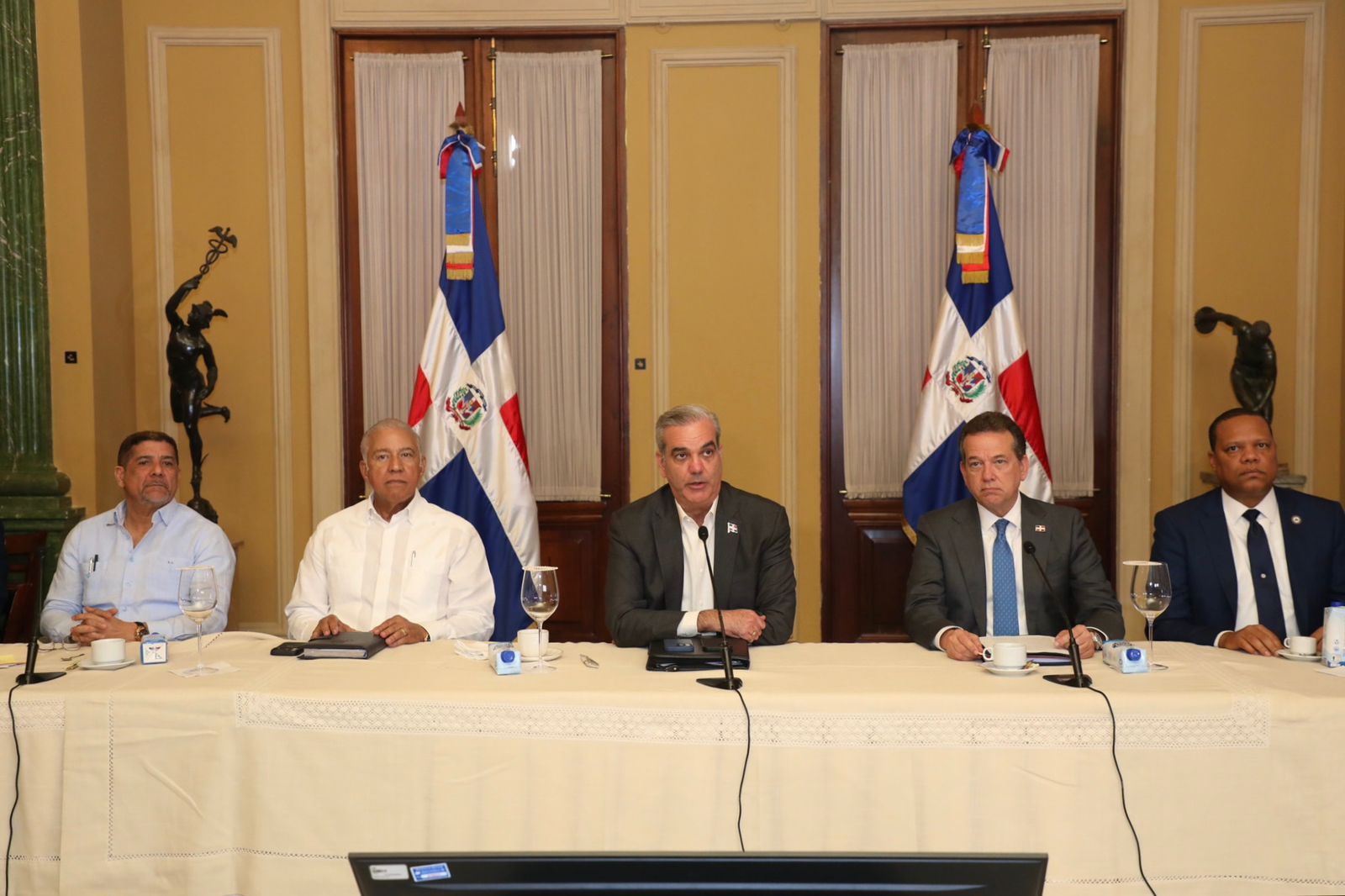 Gobierno garantiza abastecimiento y estabilidad de precios durante temporada navideña