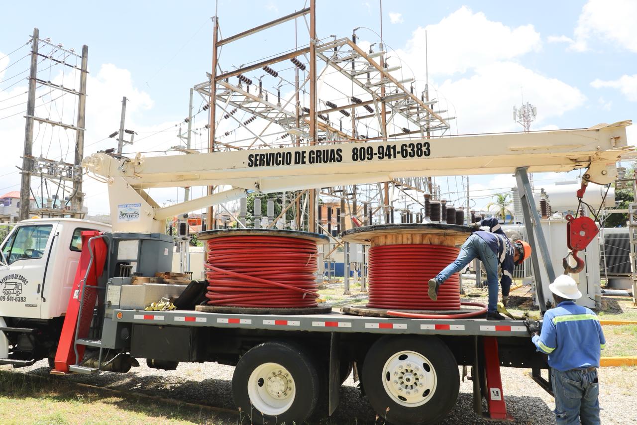 Edeeste rehabilita redes para mejorar calidad del servicio en el barrio Capotillo