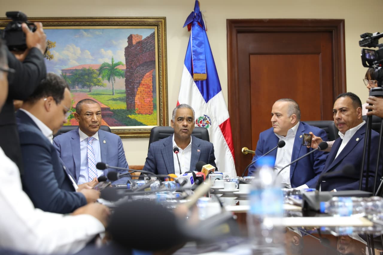 Ministro Joel Santos resalta importancia de actualizar Ley de Electricidad