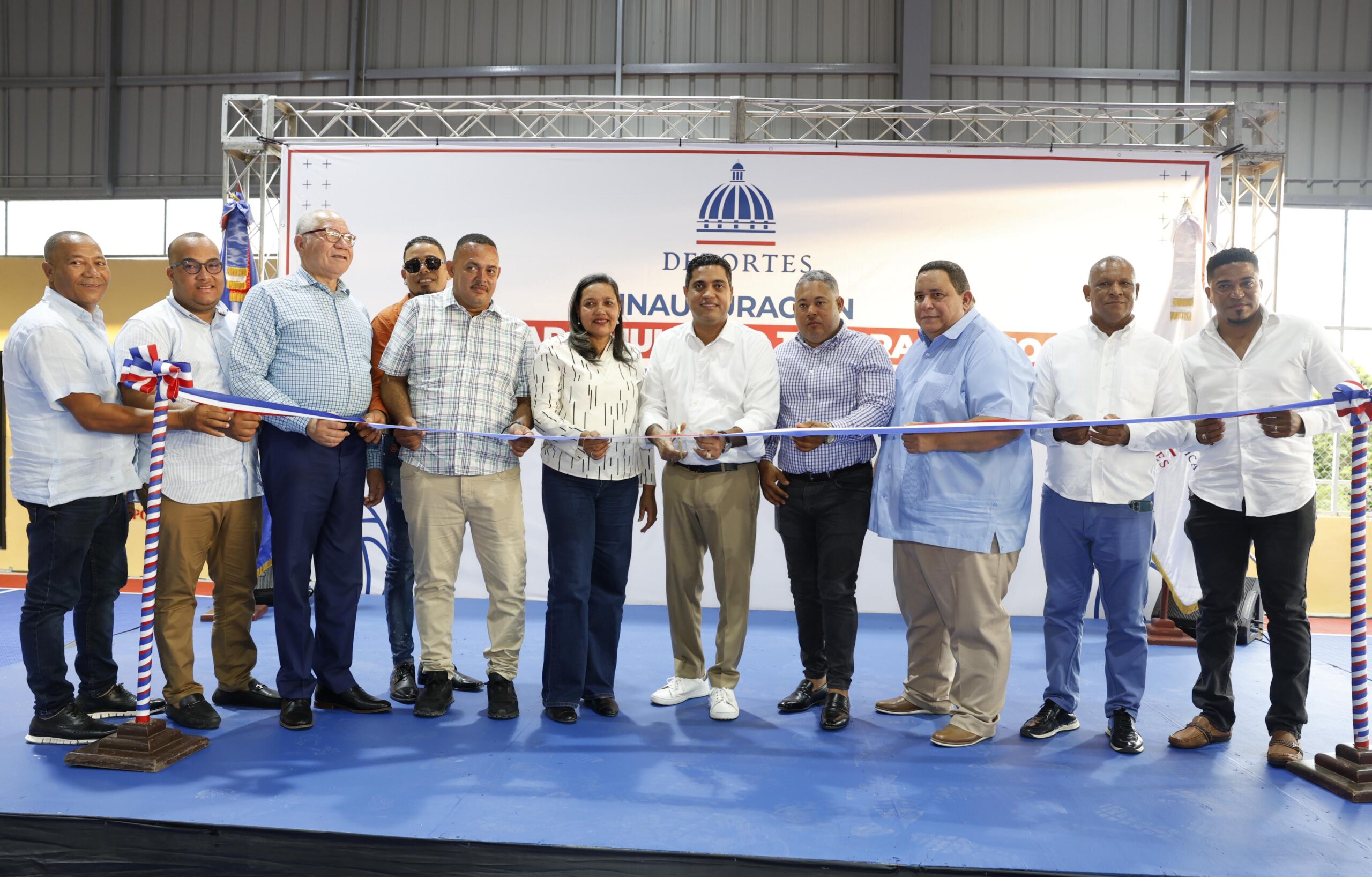 Ministro Kelvin Cruz inaugura play y multiuso en Azua y Peravia