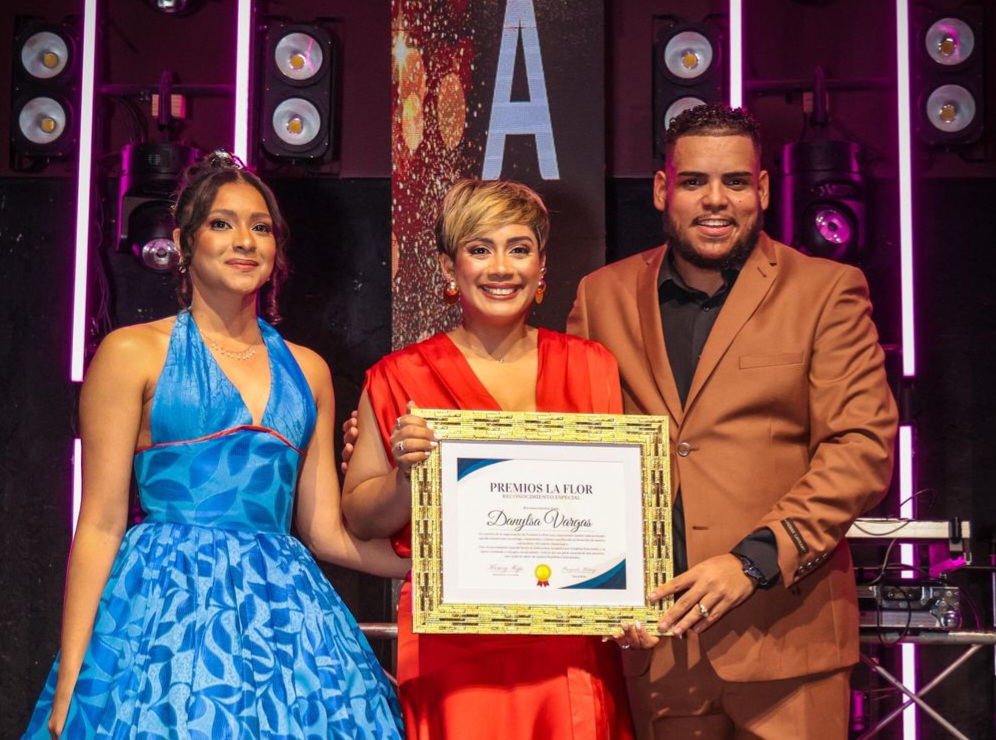 Reconocen trayectoria de Danylsa Vargas en Premios La Flor