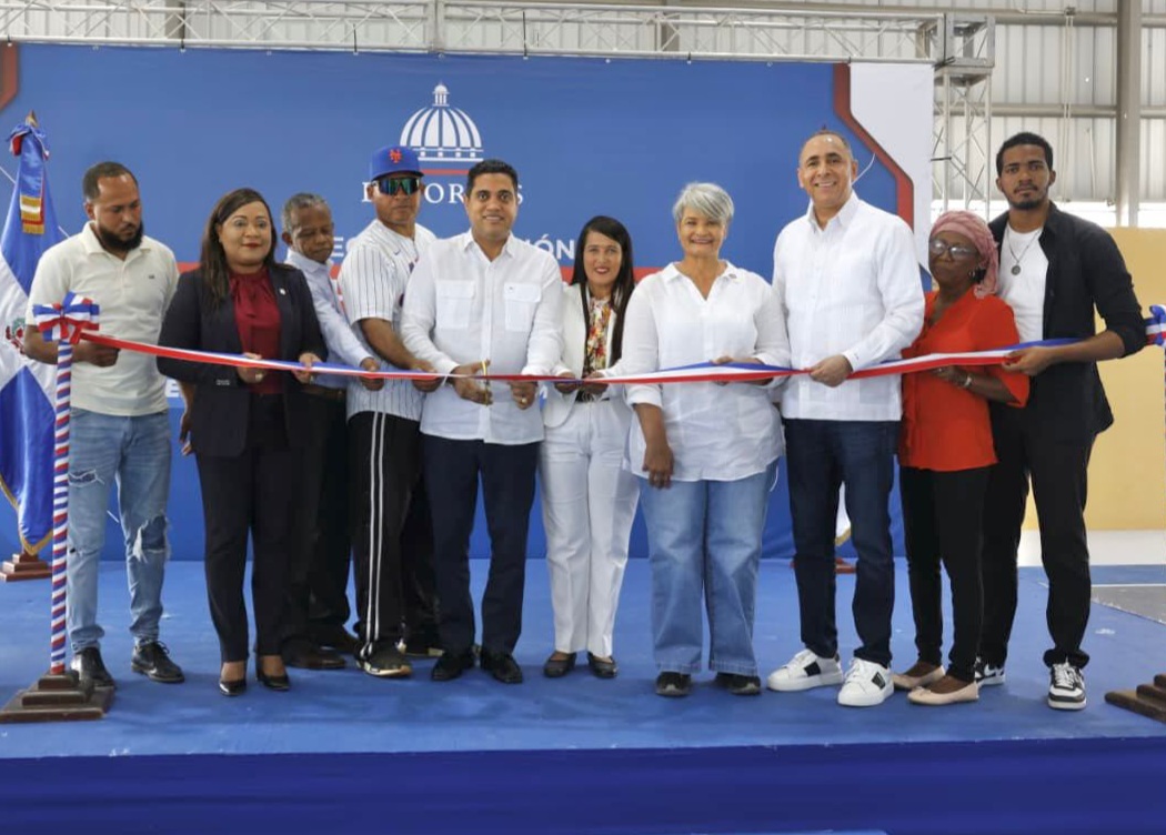 Ministro Kelvin Cruz inaugura multiuso en San Pedro de Macorís