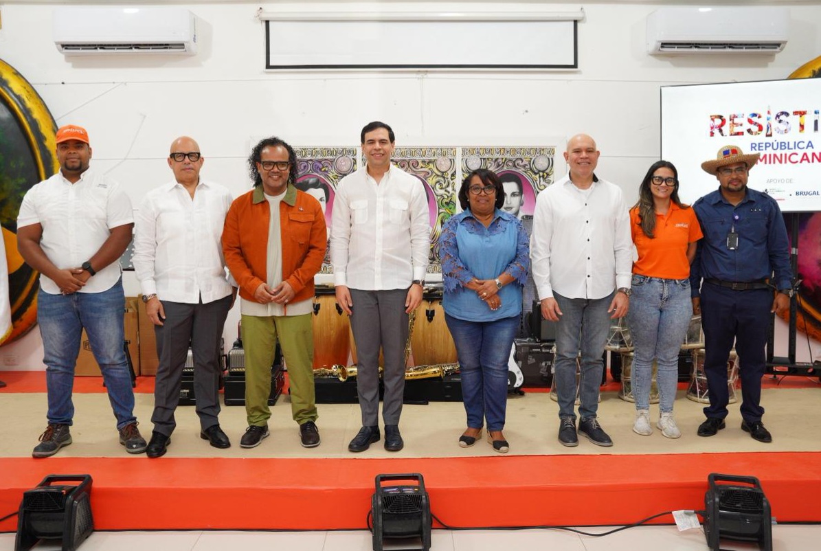 Ministerio Cultura entrega instrumentos a Escuela de Música Típica en Barahona
