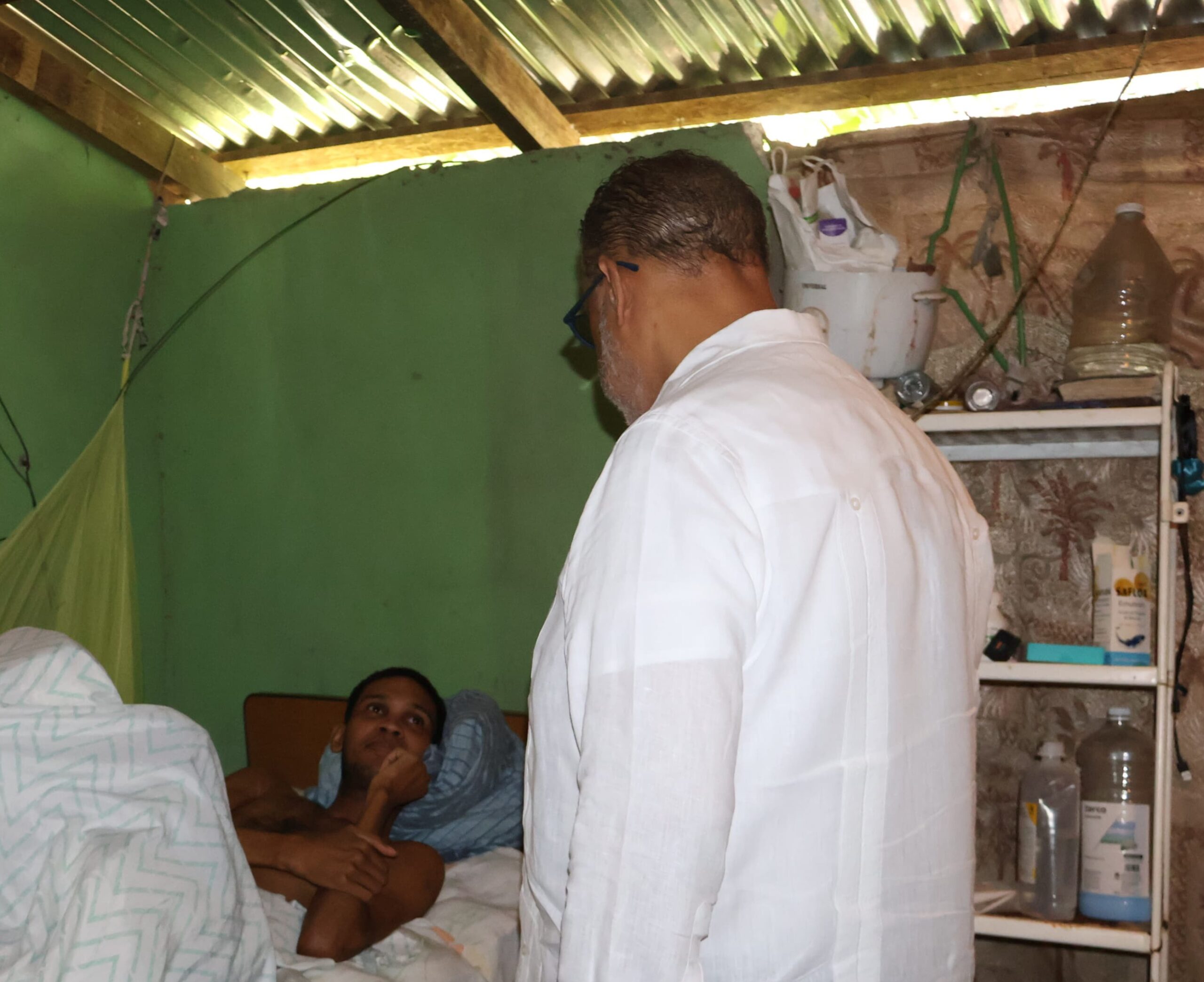 Director Desarrollo de la Comunidad entrega ayuda a joven con discapacidad en Los Alcarrizos