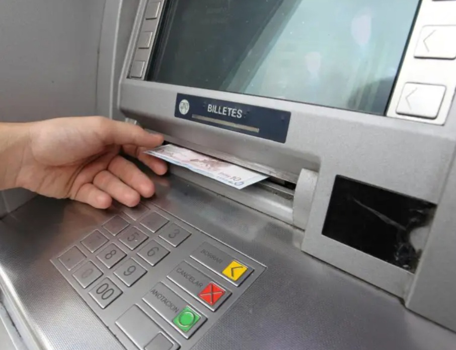 Cuáles son los fraudes más comunes al retirar dinero de un cajero automático y cómo evitarlos
