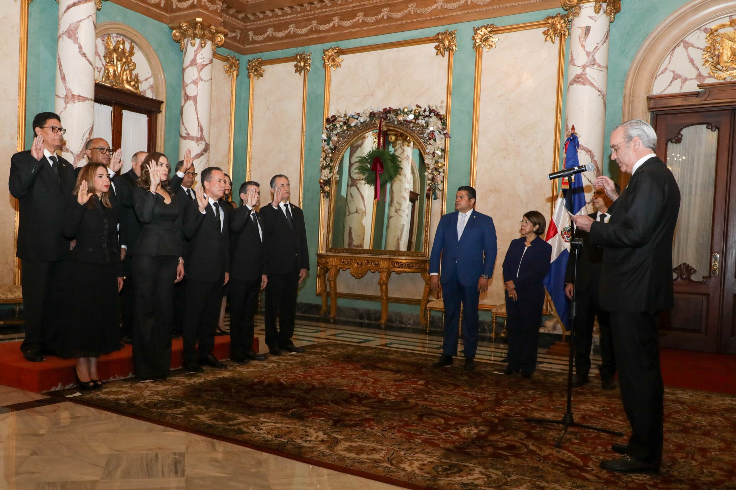 Presidente Abinader juramenta nuevos jueces del TSE