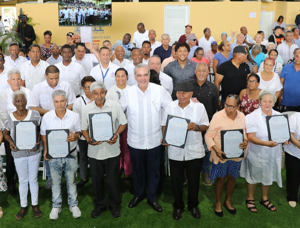 Gobierno entrega 1,305 títulos de propiedad en Los Alcarrizos