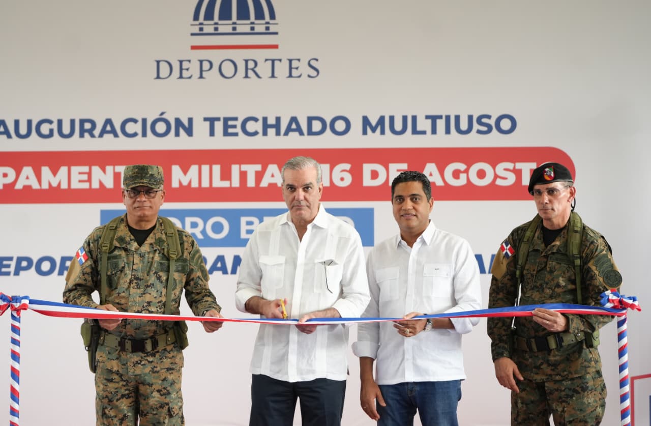 Abinader inaugura techado multiuso en el Campamento 16 de Agosto;&nbsp; comparte almuerzo con miles de soldados