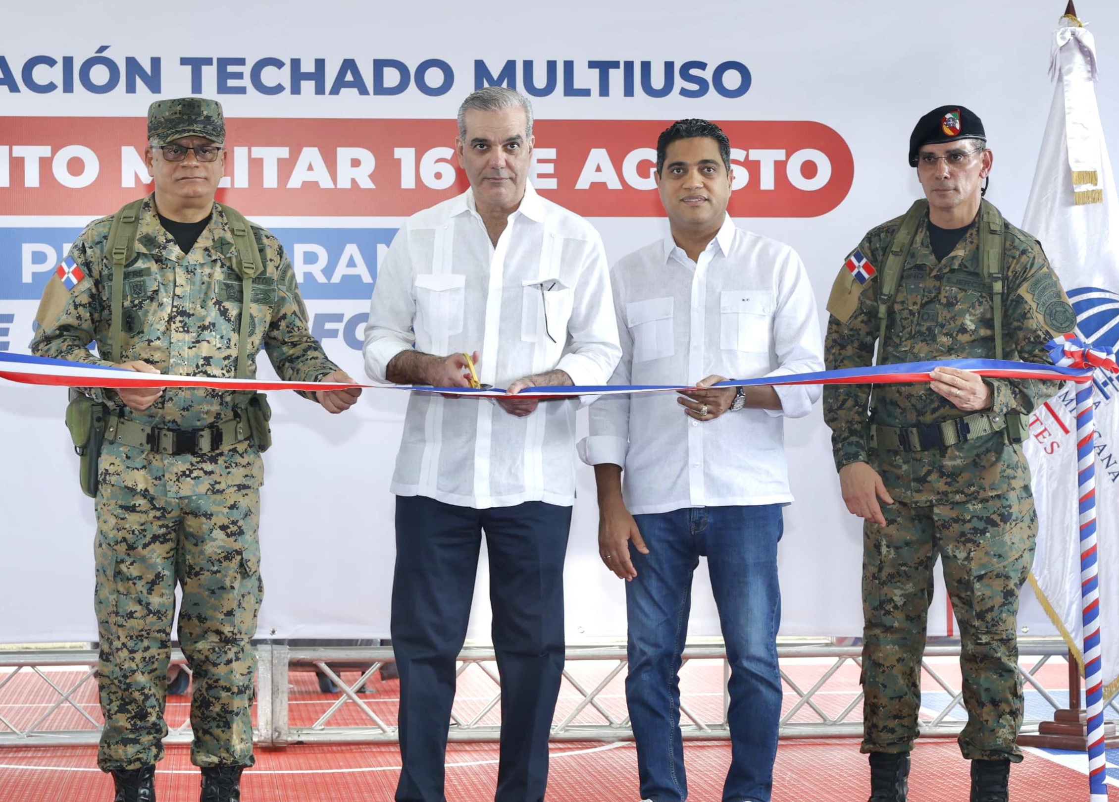 Presidente Abinader y ministro Kelvin Cruz inauguran techado multiuso en Campamento Militar