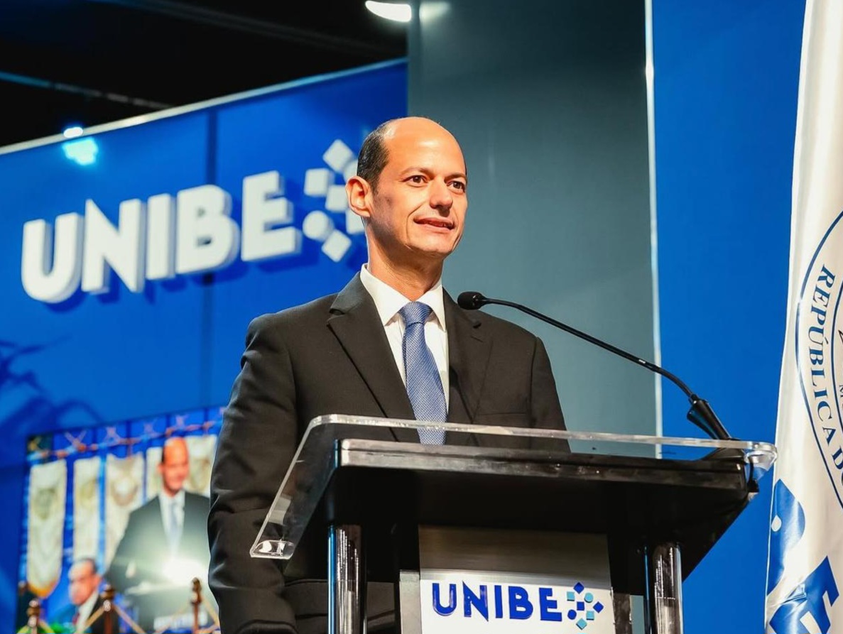 Alejandro Cambiaso motiva a graduandos de medicina y odontología de UNIBE liderar con propósito en era de la IA