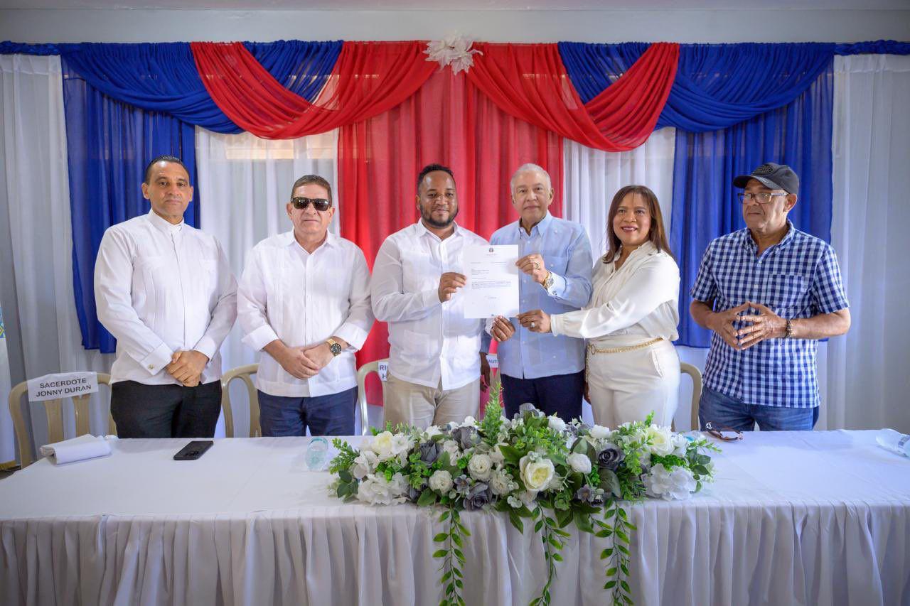 Gobierno entrega certificaciones para obras en Monseñor Nouel