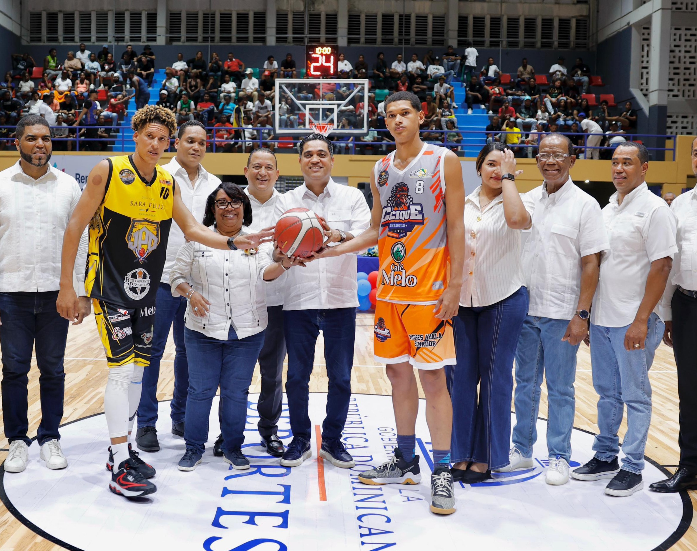 Ministro Kelvin Cruz remoza polideportivo y realiza aporte al TBS de Barahona