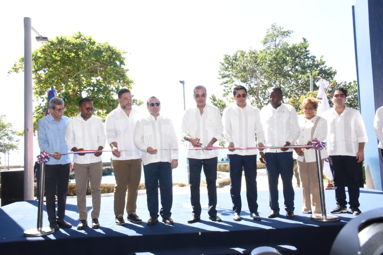 Presidente Abinader y ministro Collado inauguran remodelado parque submarino La Caleta
