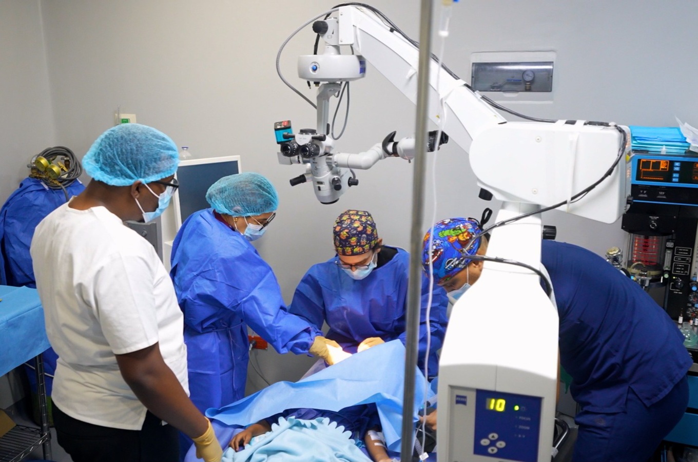 Inabie realiza a estudiantes cirugías de corrección visual