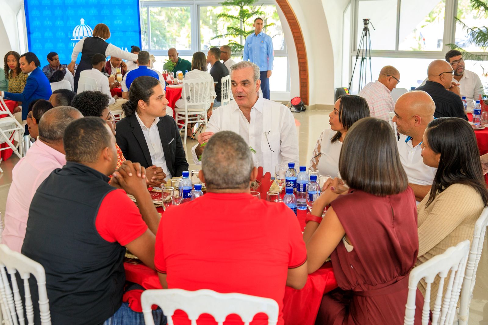 Abinader valora respeta trabajo de periodistas cubren fuente Palacio Nacional