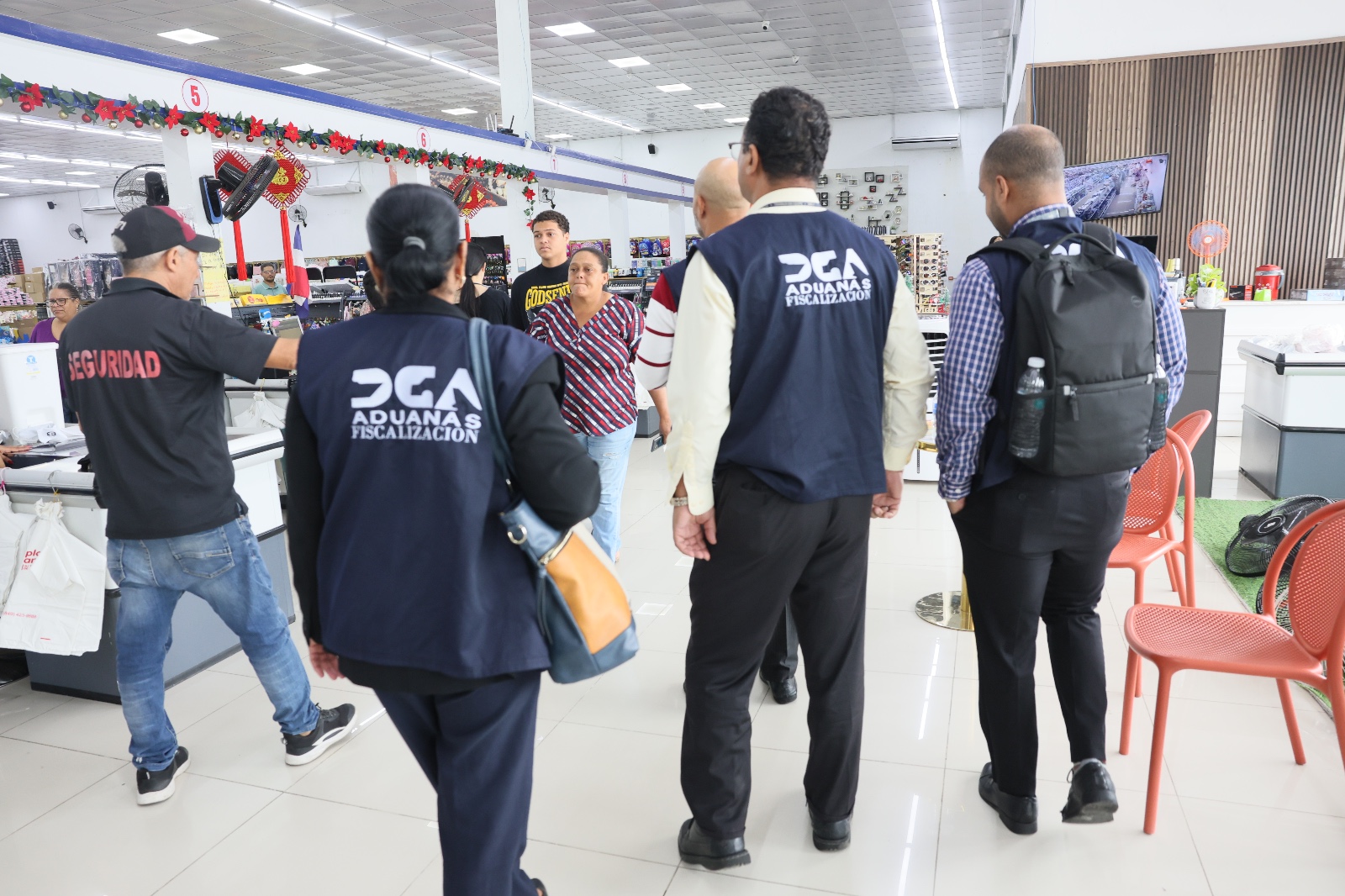 DGA cierra año reforzando lucha contra el comercio ilegal (chino)