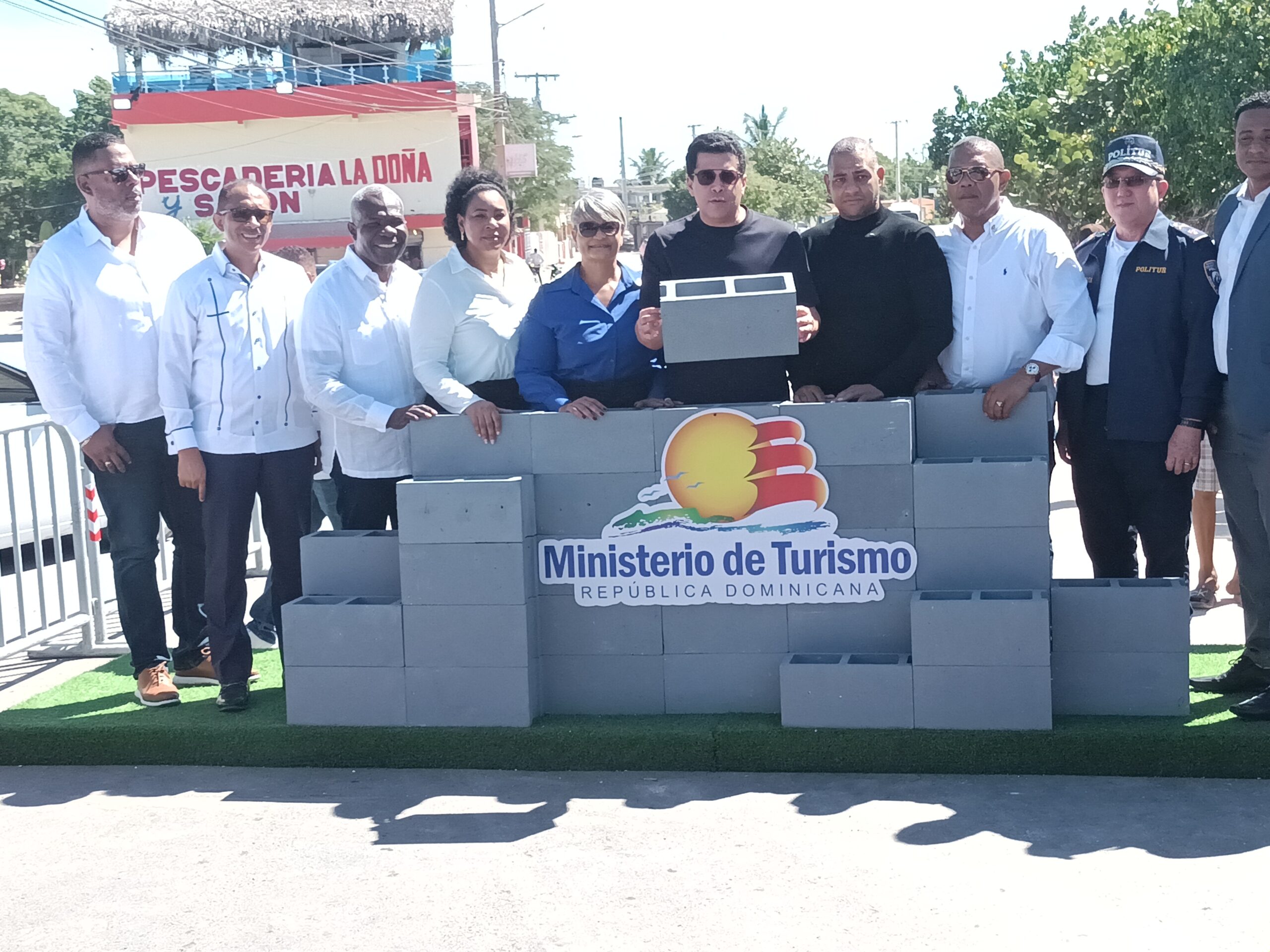 Ministro Collado interviene otra playa de SPM para mejorar oferta turística