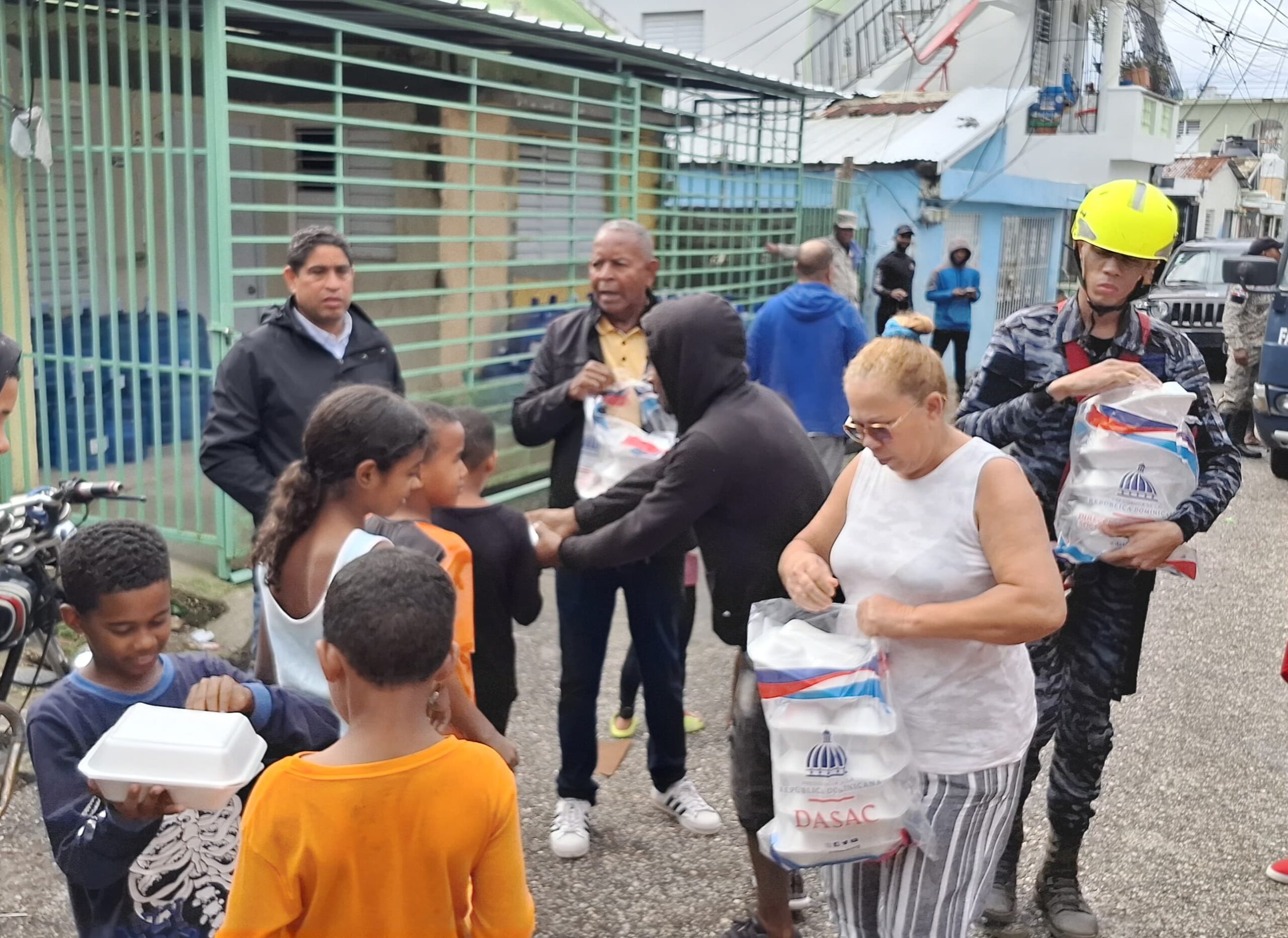 DASAC asiste familias afectadas por las lluvias en Puerto Plata