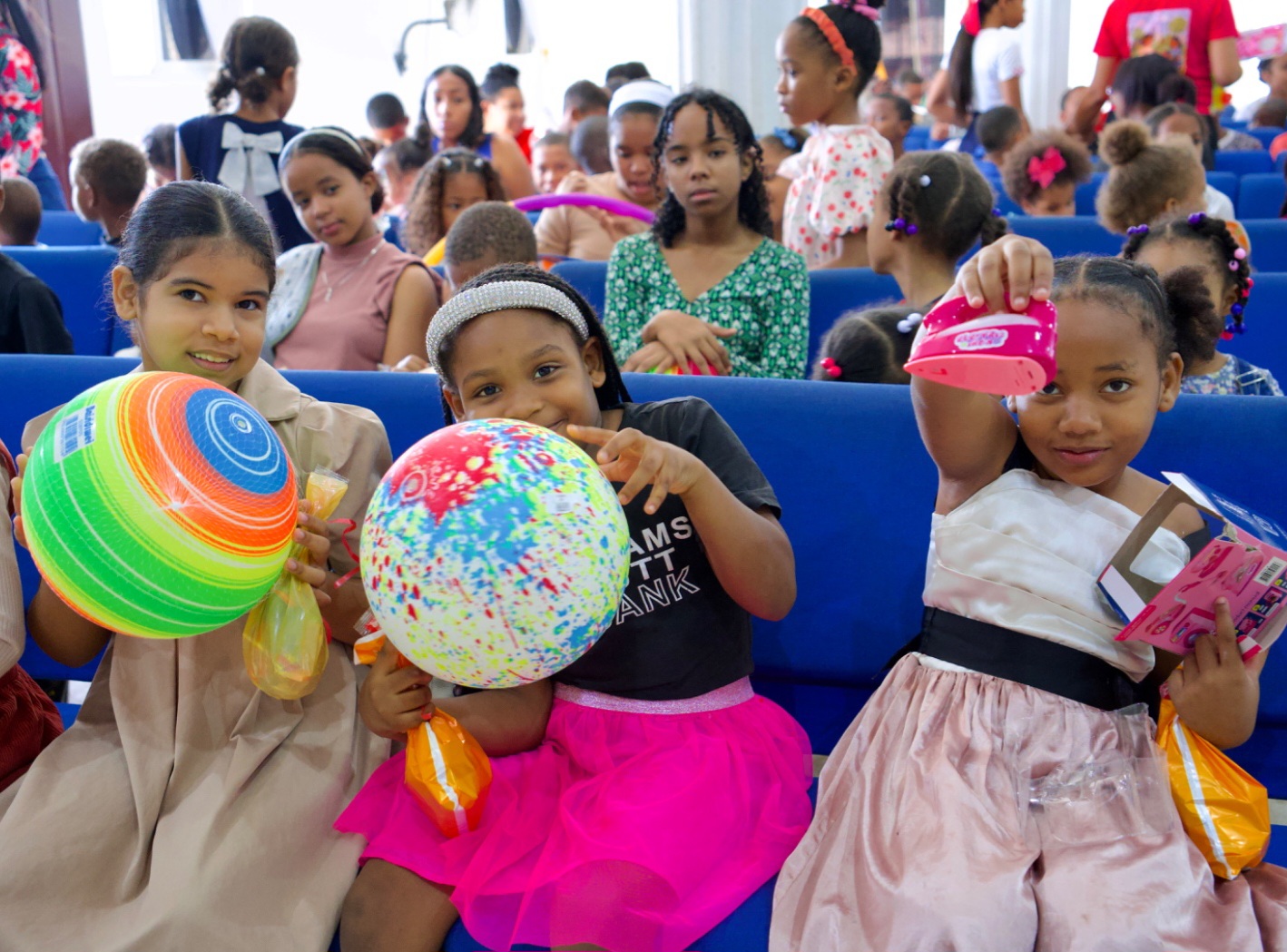 Fundación Oviedo entrega juguetes a niños de Sabana Perdida