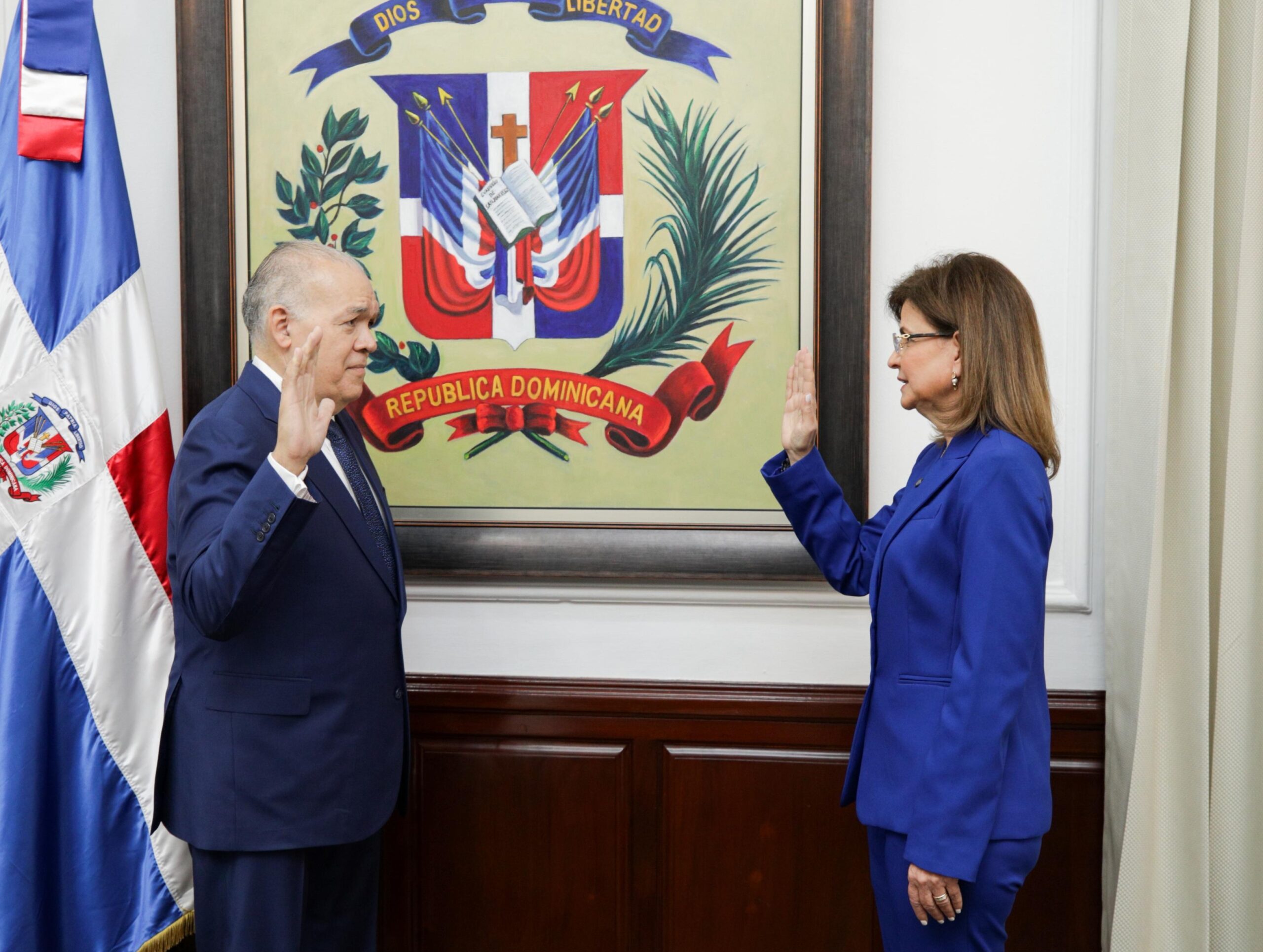 Vice de la República juramenta nuevo director de la DGII