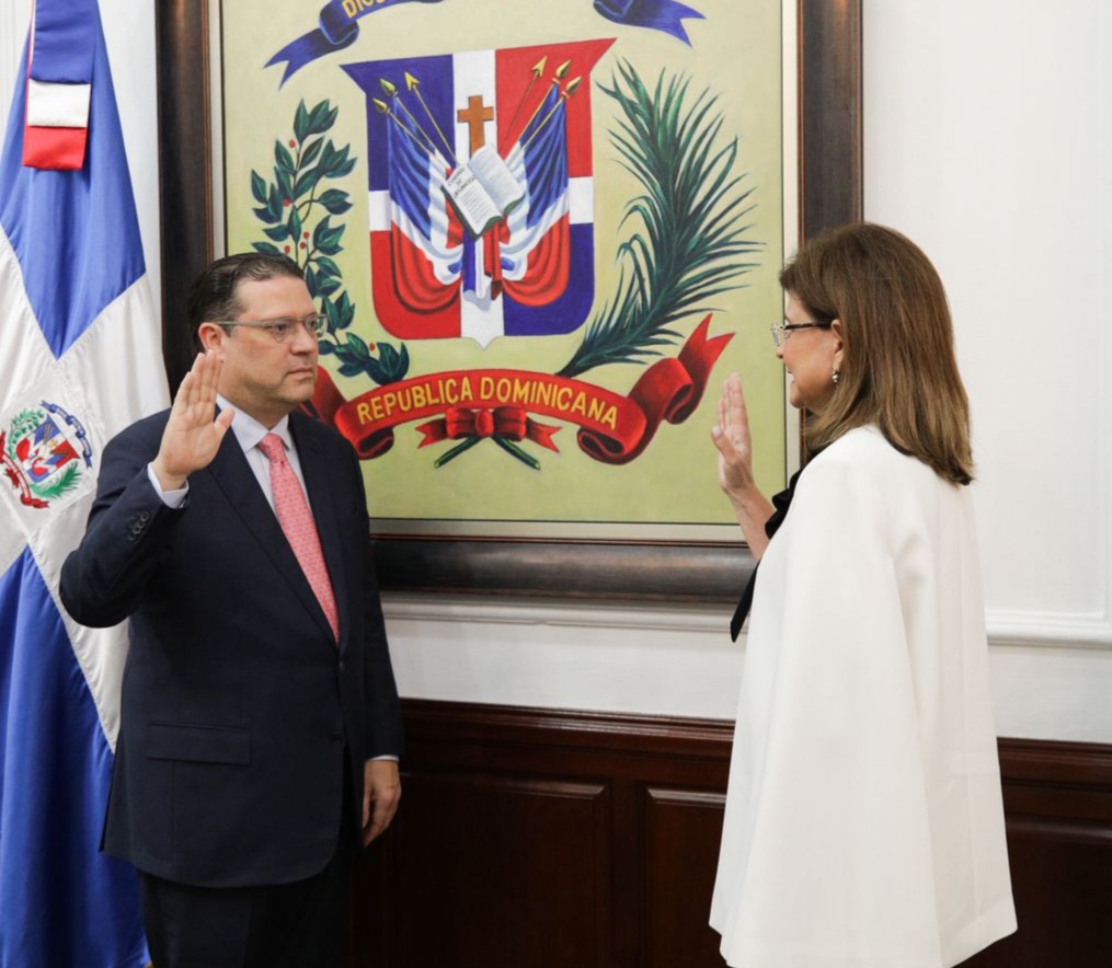 Raquel Peña juramenta a Eduardo Sanz Lovatón como ministro Industria, Comercio y Mipymes