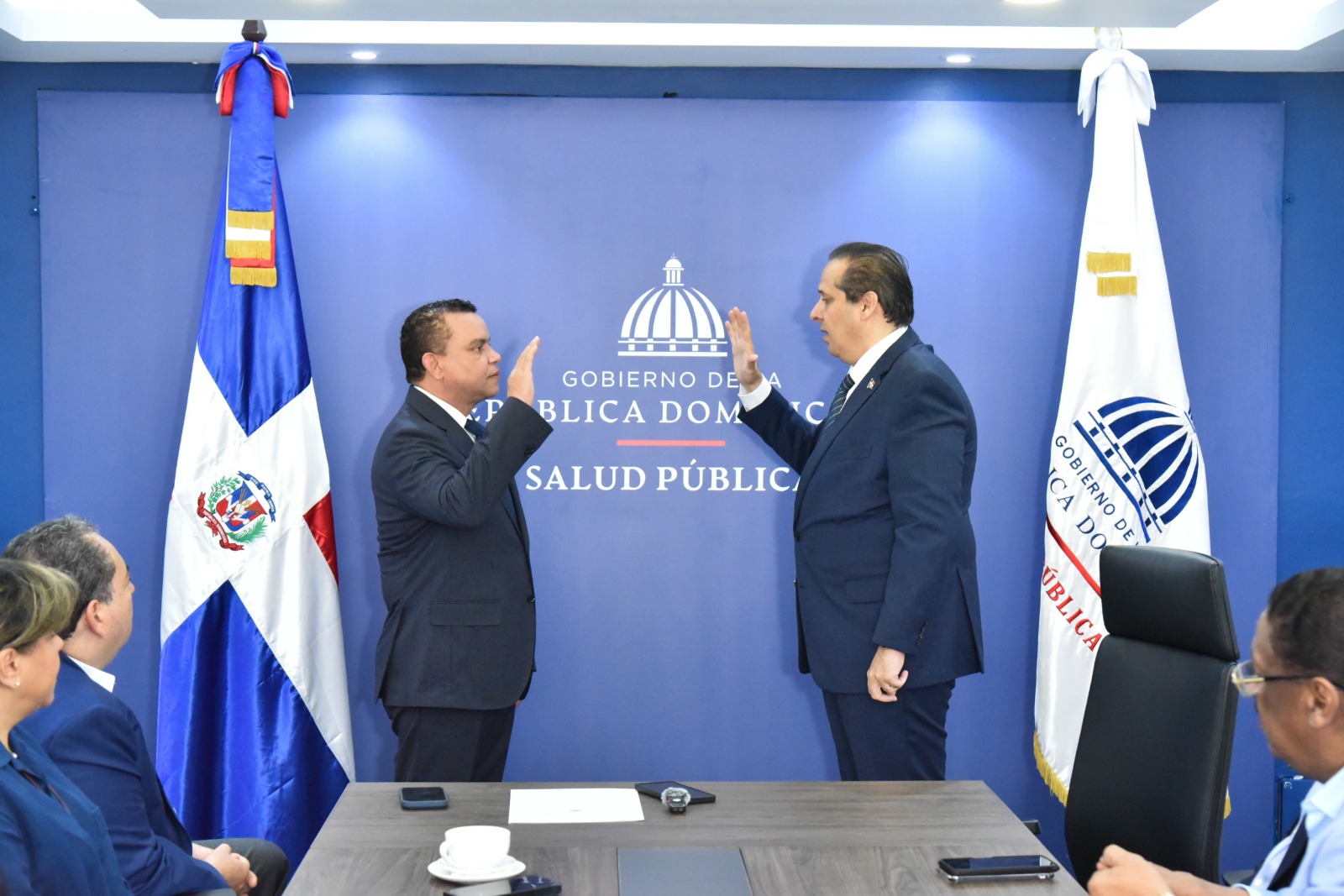 Ministro de Salud juramenta nuevo director del SNS