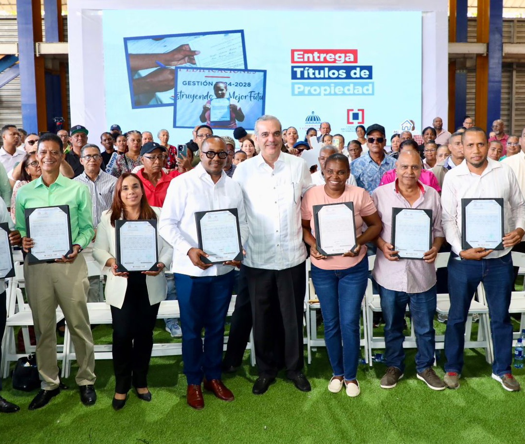 Gobierno entrega 580 títulos de apartamentos en DN y el GSD