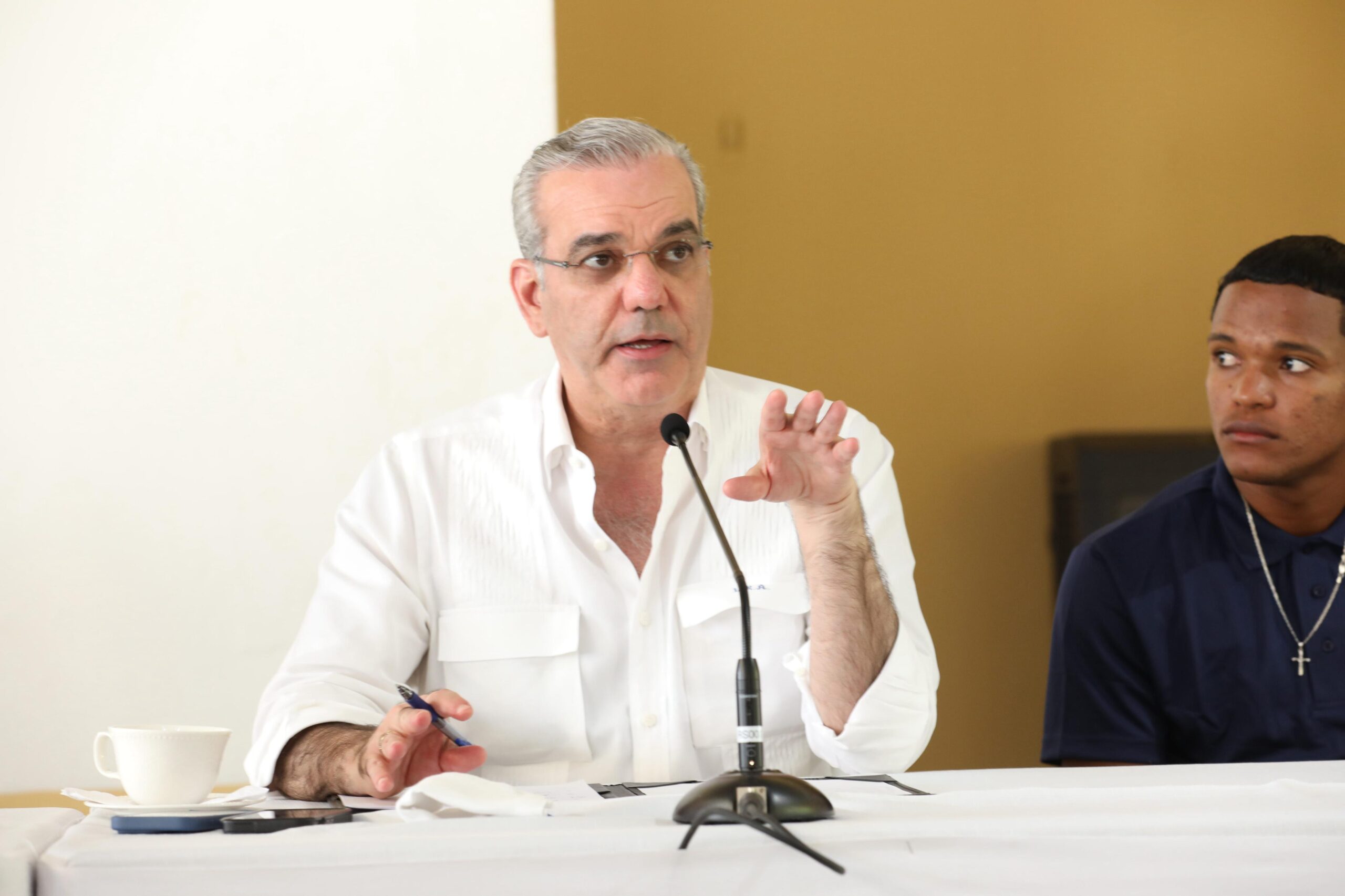 Abinader impulsa a estudiantes de Neiba aprovechar becas del gobierno