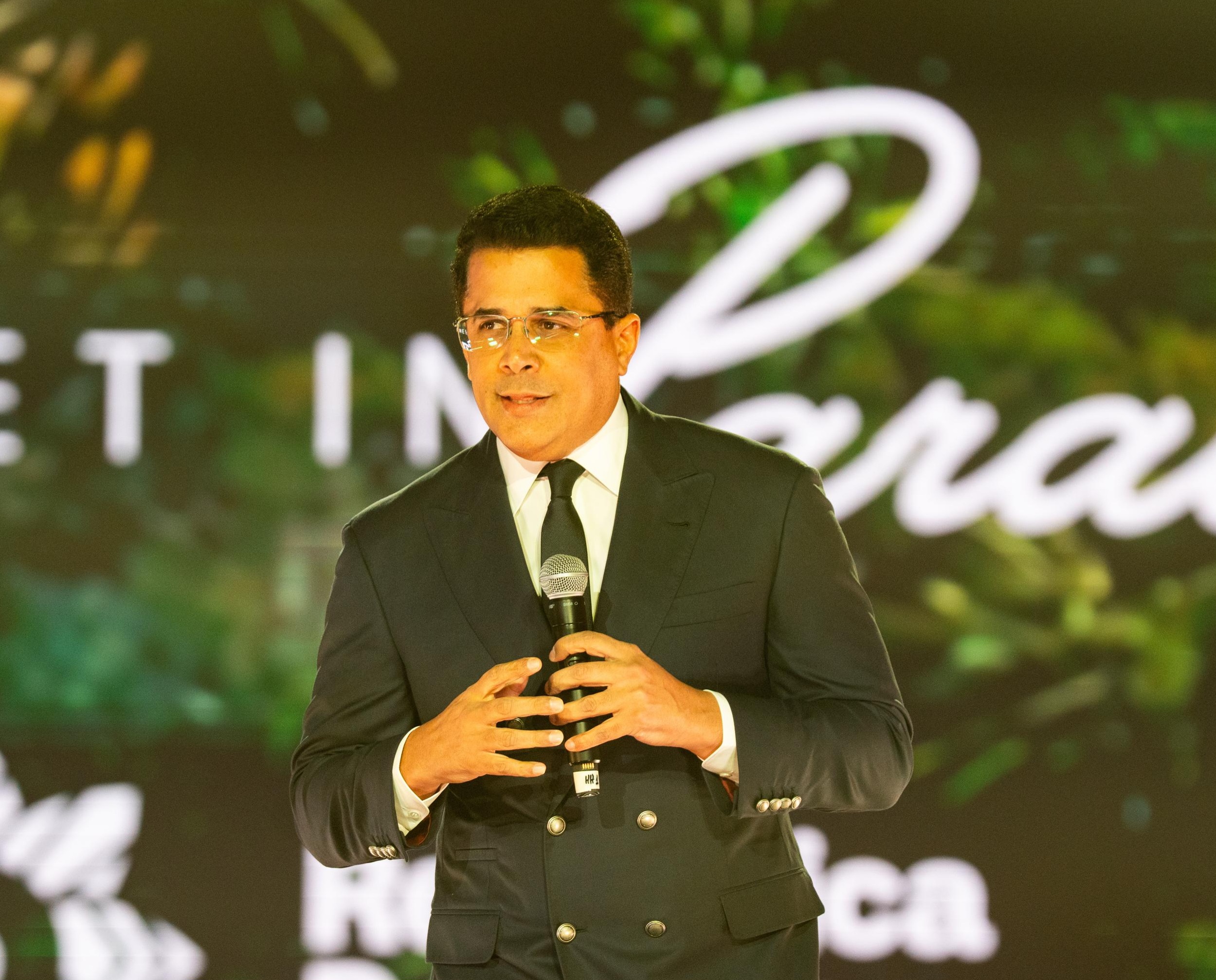 Ministro Collado promueve RD ante 700 turoperadores y agentes europeos en España