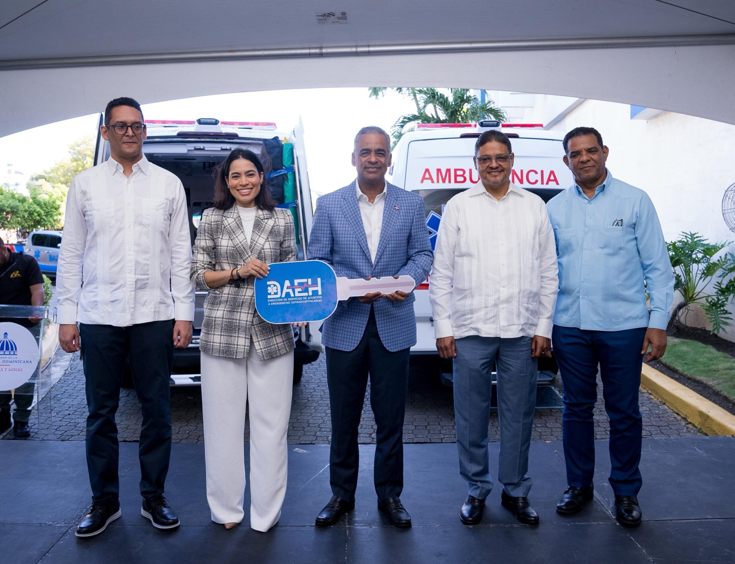 Gobierno entrega ambulancias en Barahona y Montecristi