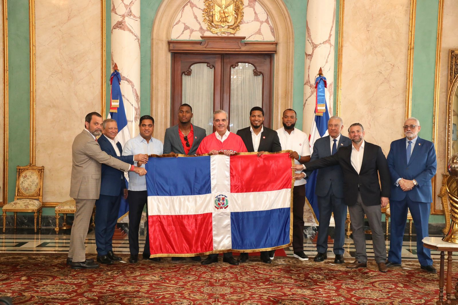 Abinader entrega bandera a Leones Escogido para Serie del Caribe 2026